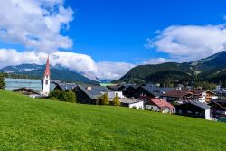 Il villaggio di Seefeld in Tirolo ed il lago wildsee in Austria
