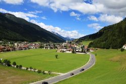 Il villaggio di Sillian, Tirolo, visto dall'alto (Austria). Per il paese passa una delle ciclabili più importanti d'Europa: la ciclabile della Drava.

