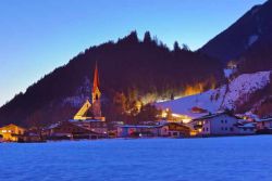 Ripresa notturna di Stans, un piccolo villaggio nel cuore delle alpi tirolesi - in questa meravigliosa fotografia, piena espressione delle bellezze dei paesaggi di montagna, possiamo ammirare Stans, ...