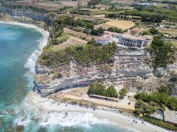 Il villaggio di Torre Marino a Ricadi visto dall'alto con scogliere e rocce: si tratta di una nota località vacanziera della Calabria.

