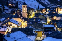 Il villaggio di Vals in Svizzera, fotofrafato di sera in inverno