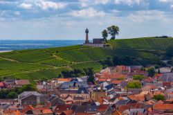 Il villaggio di Verzenay, nei pressi di Reims, con il faro sullo sfondo (Francia). In primo piano i tetti delle case e i vigneti di questo territorio.

