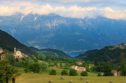 Il villaggio di Vesio a Tremosine e il Lago di Garda in basso