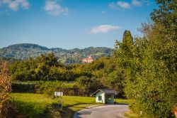 Il villaggio di Zagrad, Slovenia, con l'antico castello di Otocec - © Donaturat / Shutterstock.com