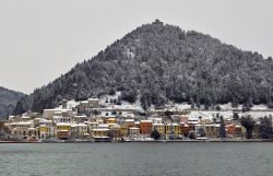 Il Villaggio e il Lago di Piediluco dopo una nevicata in inverno, Umbria