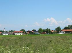 Il villaggio di Vagen e le campagne della valle del fiume Mangfall in Baviera - © Irmgard (Sucomo) - CC BY-SA 3.0  Wikimedia Commons