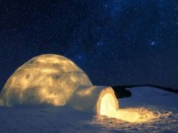 Il villaggio igloo a Plaine Morte sulle Alpi del Vallese in Svizzera.