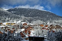 Il villaggio innevato di Monginevro, Francia - © MikeDotta / Shutterstock.com