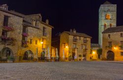 Il villaggio medievale di Ainsa, Pirenei, Spagna, di notte. Questo grazioso paesino in provincia di Huesca sorge a 589 metri di altitudine sul livello del mare.



