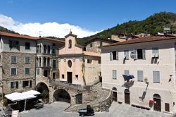 Il villaggio medievale di Apricale con la bella piazza centrale, provincia di Imperia, Liguria.



