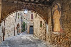 Il villaggio medievale di Bevagna, Umbria, Italia. La veduta pittoresca di un vicolo nel centro storico umbro - © ermess / Shutterstock.com