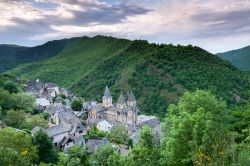 Il villaggio medievale di Conques all'alba, Francia.

