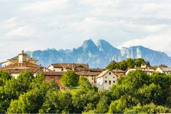 Il villaggio medievale di Mel nelle Dolomiti, Veneto. Sorge in Valbelluna sulla sponda sinistra del fiume Piave.
