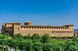 Il villaggio medievale di Olite in estate visto dal castello-fortezza dei Re di Navarra, Spagna - © pixels outloud / Shutterstock.com