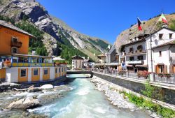 Il villaggio montano di La Thuile in estate, Valle d'Aosta. - © Arsenie Krasnevsky / Shutterstock.com
