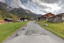 Il villaggio rurale nelle Alpi francesi di Les Contamines-Montjoie. Meta piacevole e rilassante si in inverno che in estate, questo borgo è collegato al vasto comprensorio sciistico di ...