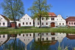 Le case colorate de villaggio UNESCO di Holasovice in Repubblica Ceca