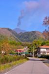 Il vulcano Etna in eruzione, fotografato da Zafferana Etnea in Sicilia