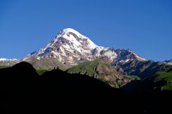 Il Vulcano Kazbegi nel Caucaso della Georgia, con il Monastero della Trinità di Gergeti in primo piano.