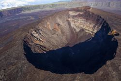 Il vulcano Piton de la Fournaise a La Réunion, Francia d'oltremare. Questo vulcano, che culmina a 2632 metri di altitudine, è uno dei più attivi del pianeta.
