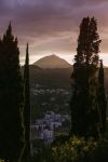 Il vulcano Puy-de-Dome visto dalla città di Clermont-Ferrand, Francia. Situato nella catena montuosa del Massiccio Centrale dell'omonimo dipartimento s'innalza per 1464 metri.
 ...