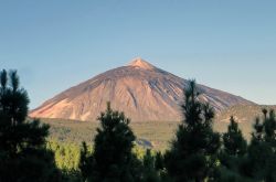Il maestoso vulcano Teide con i suoi 3718 metri s.l.m. è la vetta più alta di tutta la Spagna, nonchè il cuore di Tenerife (Canarie).