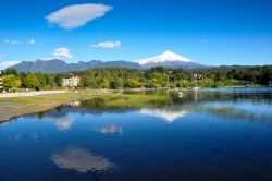 Il vulcano Villarrica nella città di Pucon, Cile. E' uno dei soli 5 vulcani al mondo a possedere sul cratere sommitale un lago di lava perenne.



