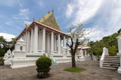 Il Wat Chaloem Phrakiat a Nonthaburi, Thailandia: qui tutte le pagode sono aperte al pubblico. Le due principali si raggiungono con la scala mentre per le altre è necessario utilizzare ...