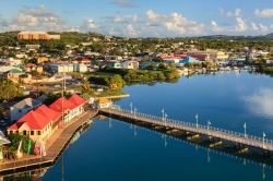 Il Waterfront di St John's isola di Antigua e il molo di attracco delle navi da crociera caraibiche - © ATGImages / Shutterstock.com