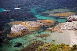 Il mare cristallino dell'isola di Embiez, Francia. Paesaggi mozzafiato e acqua limpidissima caratterizzano questo lembo di Francia: chi è alla ricerca di relax avrà l'imbarazzo ...