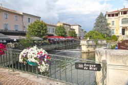 Il fiume Sorgue du Midi da il nome al villaggio di Isle-sur-la-Sorgue in Provenza (Frabcia) - © Ana del Castillo / Shutterstock.com