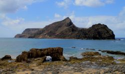 L'Ilheu da Cal (Isoletta della Calce) a poche centinaia di metri dalla costa meridionale dell'isola di Porto Santo (Madeira).
