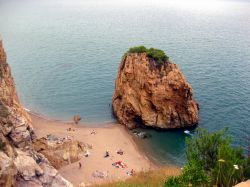 La spiaggia di Illa Roja (Isola Rossa) è frequentata prevalentemente da nudisti. Si trova tra i paesi di Begur ed Els Masos de Pals in Costa Brava, Spagna.