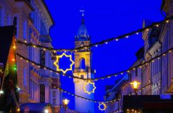 Illuminazioni natalizie by night nel centro storico di Bautzen, Germania. Qui, ogni anno, si svolge il tradizionale mercato dell'Avvento che ospita bancarelle con prodotti d'artigianato ...