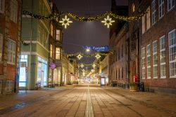 Illuminazioni notturne durante il Natale in una via del centro a Helsingor, Danimarca - © badahos / Shutterstock.com