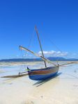 L'imbarcazione di un pescatore sulla spiaggia di Nosy Iranja, nel nord-ovest del Madagascar - foto © POZZO DI BORGO Thomas / Shutterstock
