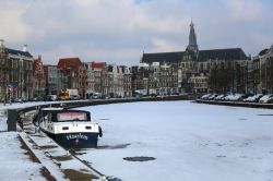 Imbarcazione con la scritta Haarlem ormeggiata in inverno sul fiume Spaarne ghiacciato, Olanda - © RudenkoStudio / Shutterstock.com