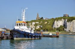Imbarcazione da pesca al porto di Dieppe, Alta Normandia, Francia. Siamo nel dipartimento della Senna Marittima - © 116537773 / Shutterstock.com
