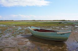 Imbarcazione in un lago dell'Algarve, Portogallo - Azzurra, come il colore dell'acqua limpida del mare, questa barca dei pescatori è ancorata in un lago dell'Algarve vicino ...