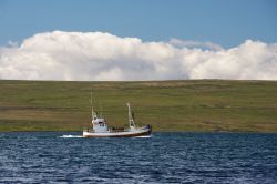 Un'imbarcazione nelle acque del Miðfjörður che bagnano la cittadina di Hvammstangi, in Islanda.