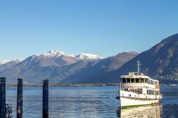 Imbarcazione nel Lago Maggiore, Svizzera. Secondo lago d'Italia per superficie dopo quello di Garda, il Verbano condivide le sue sponde fra Svizzera, Canton Ticino, e Italia, province di ...