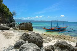 Un'imbarcazione nella Blue Lagoon di Boracay, isola delle Filippine che misura 7 km in lunghezza e con una larghezza variabile tra 1 km e 3 km.