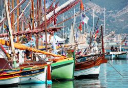 Imbarcazioni colorate al porto di La Seyne-sur-Mer, dipartimento del Var, Francia.
