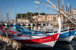 Imbarcazioni colorate al porto di Sanary-sur-Mer, Francia - © timsimages.uk / Shutterstock.com