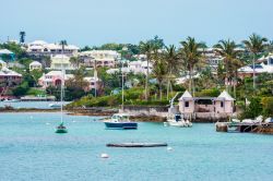 Imbarcazioni e edifici dall'architettura colorata lungo il litorale della città di Hamilton, Bermuda.

