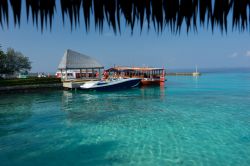 Imbarcazioni per turisti ormeggiate alla marina di Maafushi Island, Maldive.

