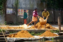 Alcuni uomini caricano le loro imbarcazioni per trasportare il materiale utilizzando le backwaters nella città di Alleppey (Alapphuza), India - foto © dp Photography / Shutterstock.com
 ...