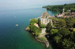 Immagine aerea di Yvoire (Francia) e del suo castello scattata da un drone. Siamo sul Lago Lemano, altrimenti detto Lago di Ginevra.
