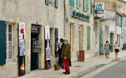 Un'immagine autunnale del pittoresco villaggio francese di Ars-en-Ré, isola di Ré. Questo borgo si trova sulla costa occidentale dell'isola francese - © Pack-Shot ...