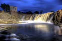 Immagine notturna di una cascata a Sioux Falls, South Dakota, USA.
